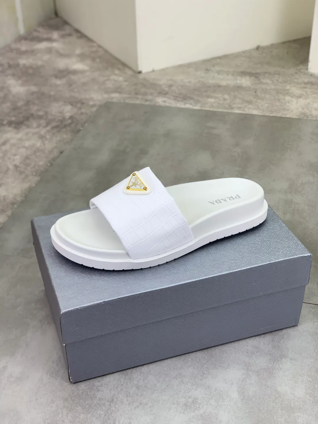 Men's shoes 💰P320💰【New style】🎁🎁🎁 PRADA Prada's new casual slippers, original official website, perfect workmanship, conveying a kind of noble luxury, sublimating its definition of luxury in Prada's high-end extraordinary craftsmanship. Original combination outsole, code number: 38-44 (45 customized) Multiple colors 🉑️ to choose from
